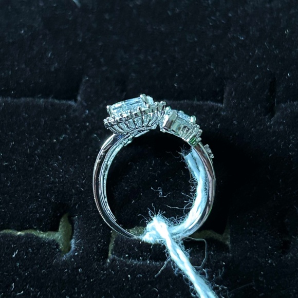 TWELVE STONE SWAROVSKI CRYSTALS, LADIES Sz 8, RHODIUM METAL, THREE BIGGER STONES - Picture 2 of 6